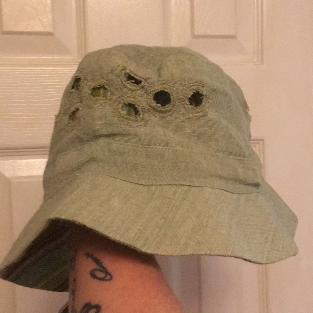 Green reversible bucket hat